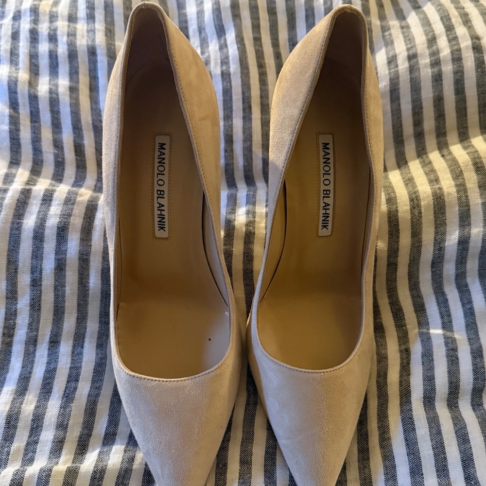 Manolo Blahnik BB 90 Suede Pump